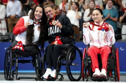 开云体育APP下载-游泳比赛水花四溅，瑞士选手夺得铜牌